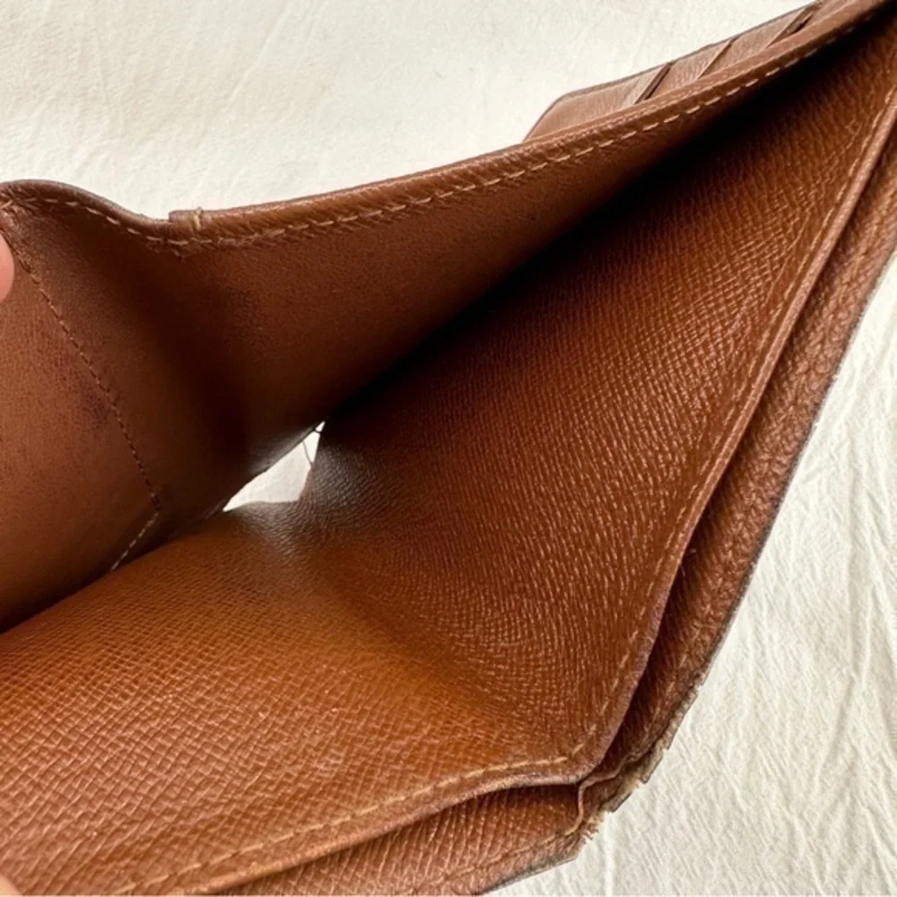 AUTHENTIC Louis Vuitton wallet or credit card holder.